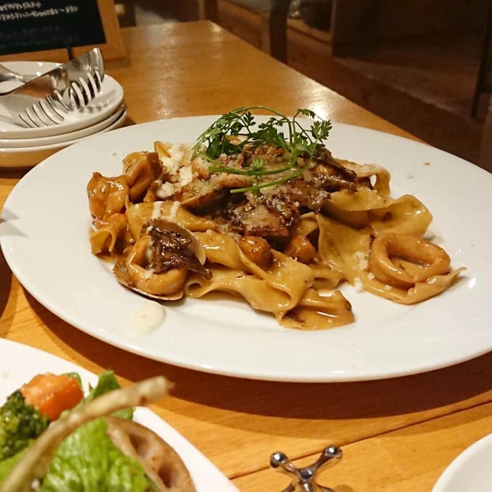 おおぬまゆきさんのインスタグラム写真 - (おおぬまゆきInstagram)「. . anjicoさんと夜ご飯。 . 1枚目はこれで野菜モリモリ一人前！ みんなでシェアしてもお腹いっぱい。 パスタも美味しかったな。 . びっくりな話があったり、たくさん笑って、体に良さそうな夜。(笑) . 野菜モリモリメニューと野菜を買って帰れるお店、近所にあったら嬉しいね。 . . . #夙川 . . .」4月1日 23時35分 - yuki0207float