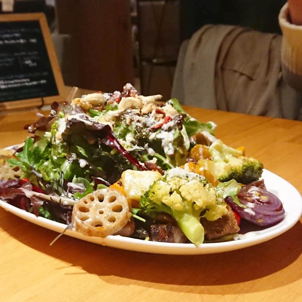 おおぬまゆきさんのインスタグラム写真 - (おおぬまゆきInstagram)「. . anjicoさんと夜ご飯。 . 1枚目はこれで野菜モリモリ一人前！ みんなでシェアしてもお腹いっぱい。 パスタも美味しかったな。 . びっくりな話があったり、たくさん笑って、体に良さそうな夜。(笑) . 野菜モリモリメニューと野菜を買って帰れるお店、近所にあったら嬉しいね。 . . . #夙川 . . .」4月1日 23時35分 - yuki0207float