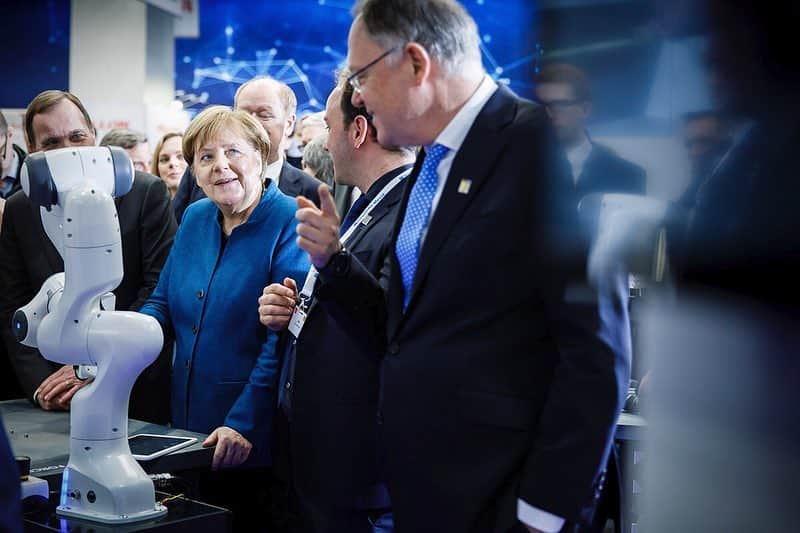 アンゲラ・メルケルさんのインスタグラム写真 - (アンゲラ・メルケルInstagram)「Roboter und Künstliche Intelligenz in der Arbeitswelt. "Die Menschen werden trotzdem noch eine wichtige Rolle spielen, sie werden aber andere Ausbildungen haben müssen. Die körperliche Arbeit wird abnehmen", so Kanzlerin Merkel auf der @hannover_messe. --- Robots and artificial intelligence in the working environment. After her visit of the Hanover Fair, Chancellor Merkel says: People will still play an important role, but they will have to have a different education. Physical work will decrease. #KI #AI #hannovermesse #HM19 #industrialintelligence #digitization」4月1日 23時35分 - bundeskanzlerin