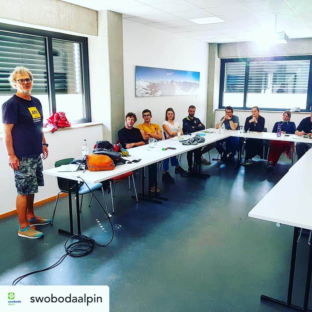 ウド・ノイマンさんのインスタグラム写真 - (ウド・ノイマンInstagram)「Coaches‘ workshop for DAV- Sektion Kempten  Posted @withrepost • @swobodaalpin  TRAINERFORTBILDUNG MIT UDO NEUMANN IM SWOBODA ALPIN!  Vergangenes Wochenende hatten wir @_udini_  Udo Neumann bei uns für eine Trainerfortbildung zu Gast. Die Coaches unserer Leistungs- und Kindergruppen haben in den zwei Tagen viel neue Inspirationen zum Thema abwechslungsreiches Kletterttraining von einem der erfahrensten Trainings-Masterminds weltweit bekommen. Und den Kids, die unsere Übungen und Stationen dann ausprobieren durften, hat es  auf jeden Fall auch gefallen 😊 Danke an Udo für die zwei intensiven Tage! 👏👍 #swobodaalpin #davkempten #klettertraining  #climbingperformancecoaching」4月1日 23時36分 - _udini_