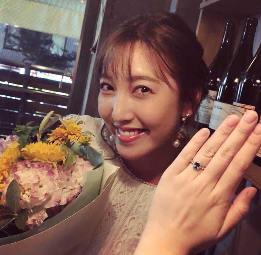 小澤陽子さんのインスタグラム写真 - (小澤陽子Instagram)「in private❁  婚約いたしました💍！！！ . . . . . なぁーーんて。🤡🙏🏻 大学の大好きな友人が、結婚したのです…😊💍💕 ので、お祝い🥂  #私の手にしては色白 #手ごと拝借👏🏻 #まいまいおめでとう㊗️♥︎ #平成最後 の #駆け込み#エイプリルフール #Aprilfool」4月1日 23時46分 - yoko.ozawa729