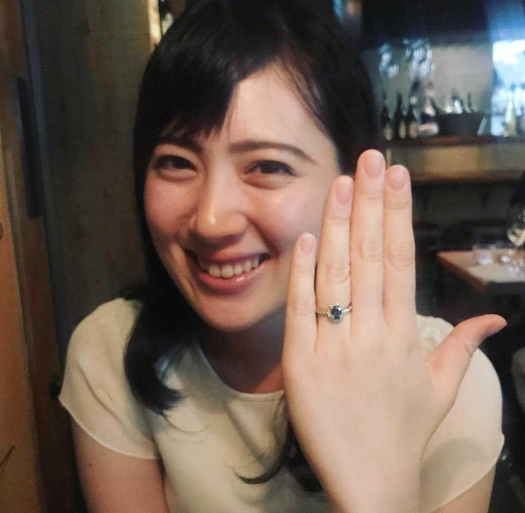 小澤陽子さんのインスタグラム写真 - (小澤陽子Instagram)「in private❁  婚約いたしました💍！！！ . . . . . なぁーーんて。🤡🙏🏻 大学の大好きな友人が、結婚したのです…😊💍💕 ので、お祝い🥂  #私の手にしては色白 #手ごと拝借👏🏻 #まいまいおめでとう㊗️♥︎ #平成最後 の #駆け込み#エイプリルフール #Aprilfool」4月1日 23時46分 - yoko.ozawa729