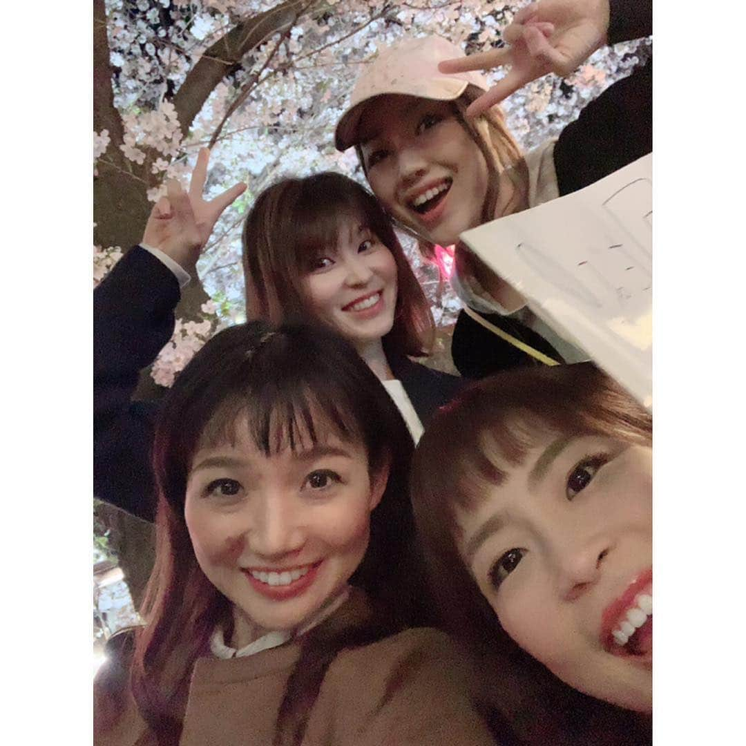 香音有希さんのインスタグラム写真 - (香音有希Instagram)「昨夜はお花見に目黒川へ🌸🌸✨ 日曜だし中目黒での待ち合わせは混雑で難しいのではないかと思案していたら、あっきょんが旗を作ってきてくれましたwww #ココだよ #何故か裏面はCCだよになってる#逆 . 旗の効果は絶大で、 私も一瞬で仲間を見つけられましたが、 それはそれは色んな方の目も奪ってました。爆 旗ってあると思わずみちゃう習性なんだろうなー。 平成最後の花見だね~新元号はなんだろうね~なんて話しながらの練り歩き🌸 爆笑と絶景。 最高なお花見でした(*´ω`*) 次は令和歓迎平成送別会をやろうと盛り上がりました ٩( ᐛ )و #つまりまたすぐ喋りたいということ」4月1日 23時45分 - kaonyuki_yukako