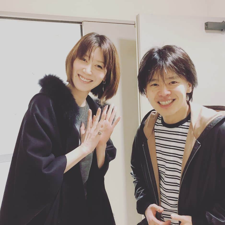 凰稀かなめさんのインスタグラム写真 - (凰稀かなめInstagram)「皆さんお久しぶりです^_^ 報告！ 私達…晴れて〇〇しました  #あっ！ #雨だった☔️ #皆んなが聞くから… #もうすぐ会見！」4月1日 23時45分 - kanameouki_official