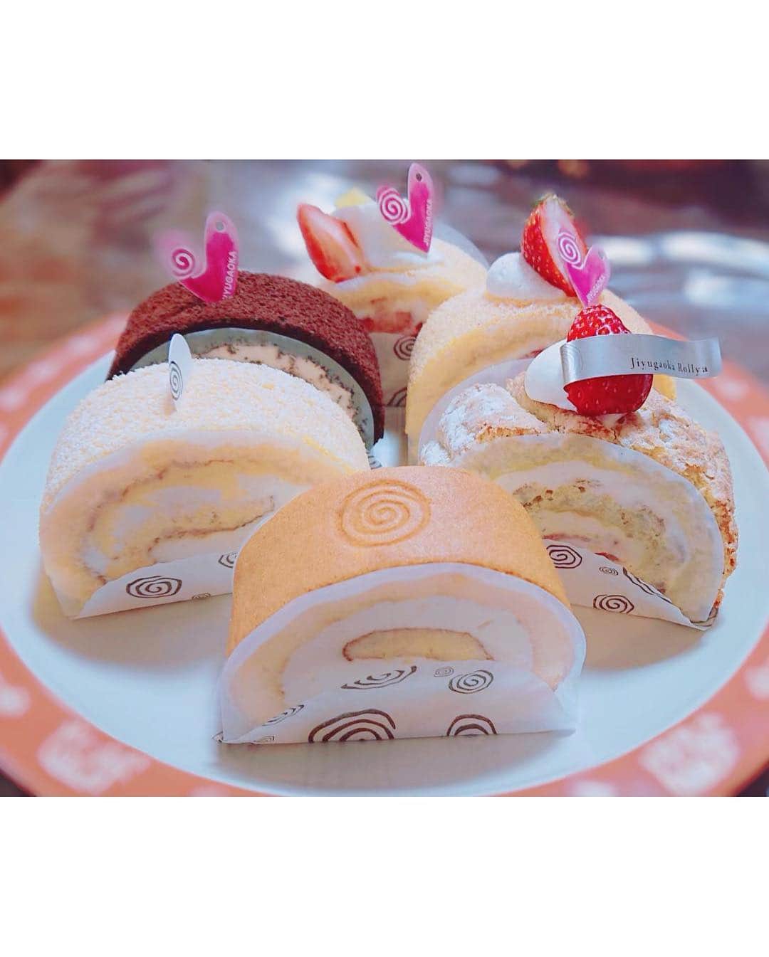 久代梨奈さんのインスタグラム写真 - (久代梨奈Instagram)「#自由が丘ロール屋  小学生の頃から好きなお店☺️💗 #ロールケーキ 美味しいよねぇ👏 こんな時間に🤭🤭🤭投稿するなんて #飯テロ」4月1日 23時47分 - rina.kushiro_official