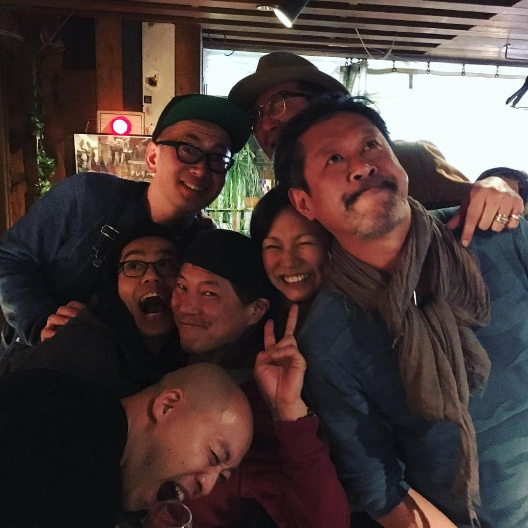 ひぐち君さんのインスタグラム写真 - (ひぐち君Instagram)「昨夜は、サローネグループの野田俊輔さんが主催の日本ワイン会へ🍷 2013年からやっているというイベントで、未だ20代という強者。 約50名が持ち寄った50種の日本ワインで乾杯。 山田さんも登場。 93のルバイヤート甲州。ほんのり甘く残糖ありのオールドスタイル。それ故にポテンシャルあり。 〆は、間違いなく、人生でNO.1のティラミスでした🍰コレ、また食べたい。 #日本ワインを持ち寄る会2019  #ビオディナミコ #biodinamico #tokyo #渋谷 #sommelier  #グレープリパブリック  #三養醸造  #日本ワイン 🇯🇵 #japanesewine #vinjaponais  #wine #vin #vino #winetime #winelover #instawine #wineexpert  #ルバイヤート甲州 1993 #koshu #丸藤葡萄酒工業  #ティラミス  #tiramisu  #日本ワインを日常に」4月1日 23時48分 - higehiguchi