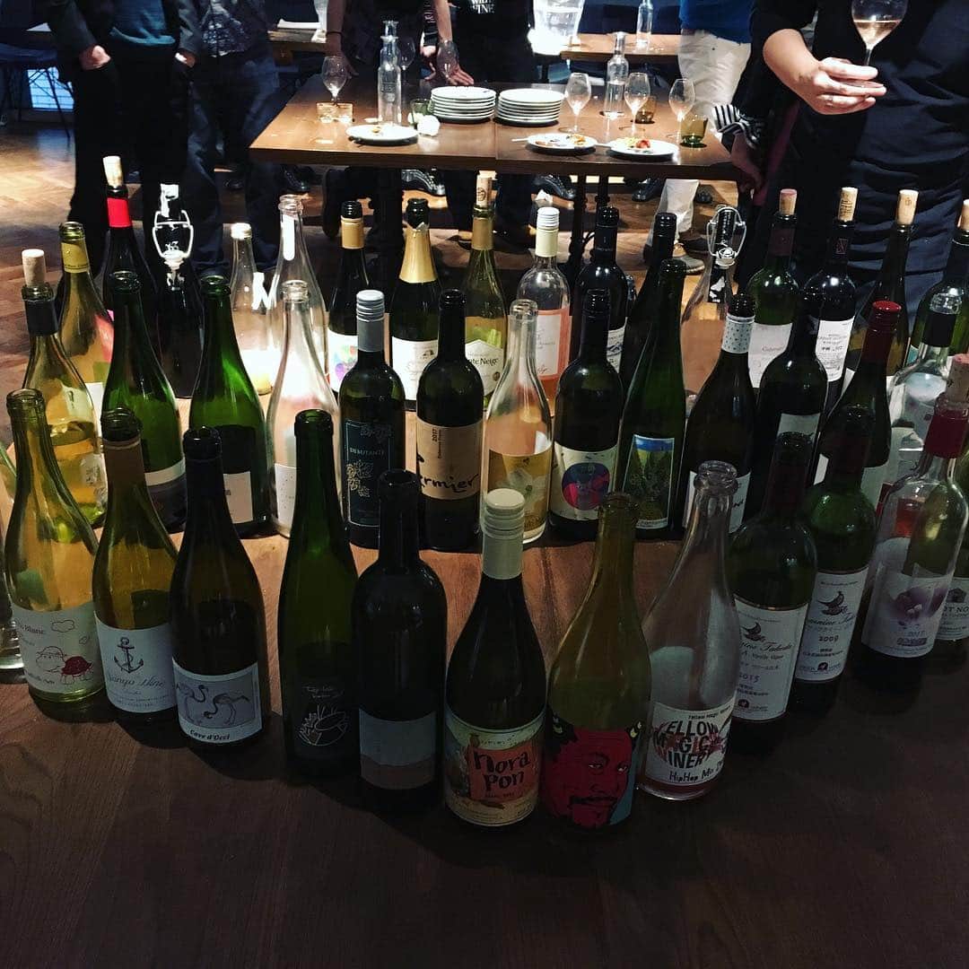 ひぐち君さんのインスタグラム写真 - (ひぐち君Instagram)「昨夜は、サローネグループの野田俊輔さんが主催の日本ワイン会へ🍷 2013年からやっているというイベントで、未だ20代という強者。 約50名が持ち寄った50種の日本ワインで乾杯。 山田さんも登場。 93のルバイヤート甲州。ほんのり甘く残糖ありのオールドスタイル。それ故にポテンシャルあり。 〆は、間違いなく、人生でNO.1のティラミスでした🍰コレ、また食べたい。 #日本ワインを持ち寄る会2019  #ビオディナミコ #biodinamico #tokyo #渋谷 #sommelier  #グレープリパブリック  #三養醸造  #日本ワイン 🇯🇵 #japanesewine #vinjaponais  #wine #vin #vino #winetime #winelover #instawine #wineexpert  #ルバイヤート甲州 1993 #koshu #丸藤葡萄酒工業  #ティラミス  #tiramisu  #日本ワインを日常に」4月1日 23時48分 - higehiguchi