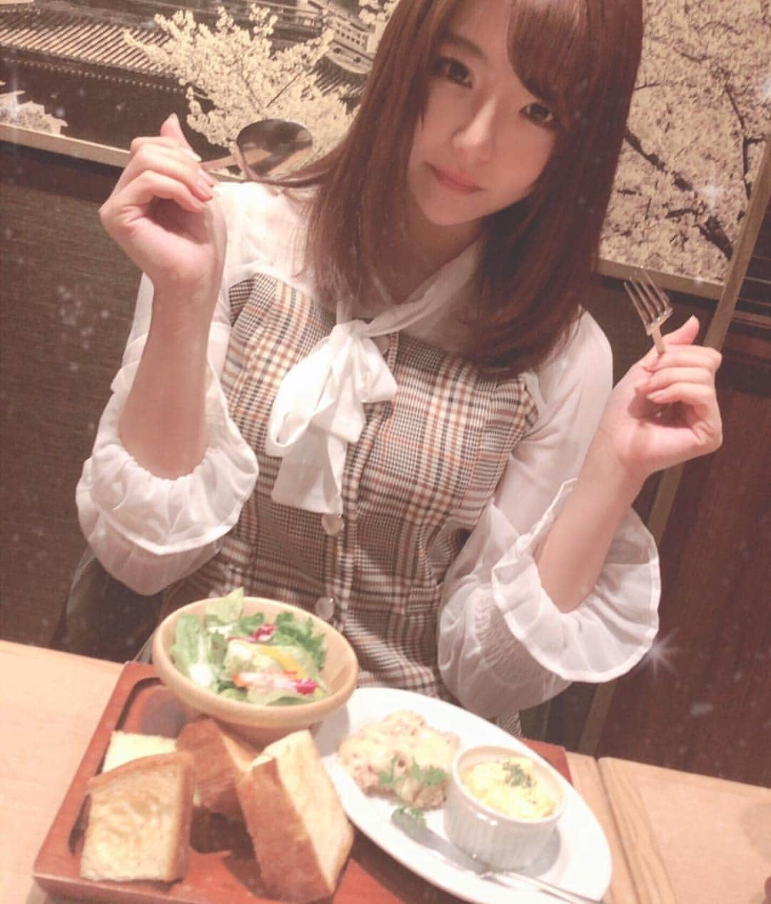 真奈りおなさんのインスタグラム写真 - (真奈りおなInstagram)「りおなとランチ一緒に食べよ？ 彼女とランチなう？だよね？♡ #プレステージ専属 #AV女優 #セクシー女優 #シナモロール #photography #ポートレート  #前髪 #前髪アレンジ #photos  #ootd  #かわいい  #プレステージ #秋葉原 #ラムタラ #haircolor  #hairstyle #hairstyles #instagood  #lunch #彼女とランチなうに使っていいよ」4月1日 23時49分 - xcoco_riox