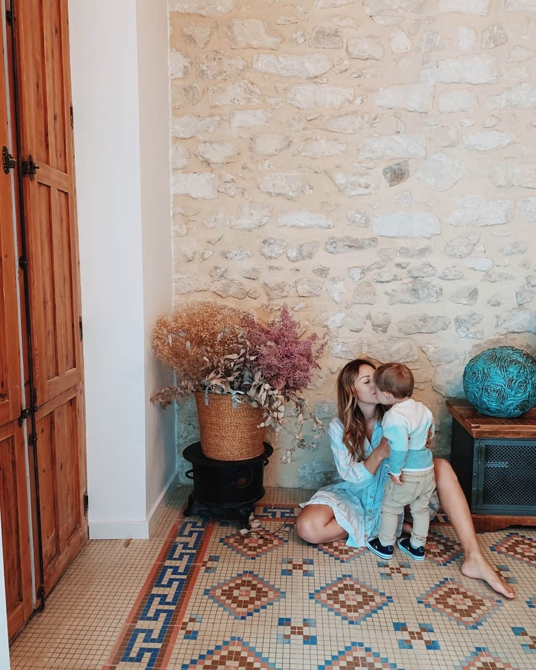 Carolineさんのインスタグラム写真 - (CarolineInstagram)「L’Amour ❤️ Avez-vous vu notre dernier vlog? On découvre Alicante dans un sublime appartement @muchosolofficial ☀️ #alicante #muchosolexperience」4月1日 23時50分 - beauteactive