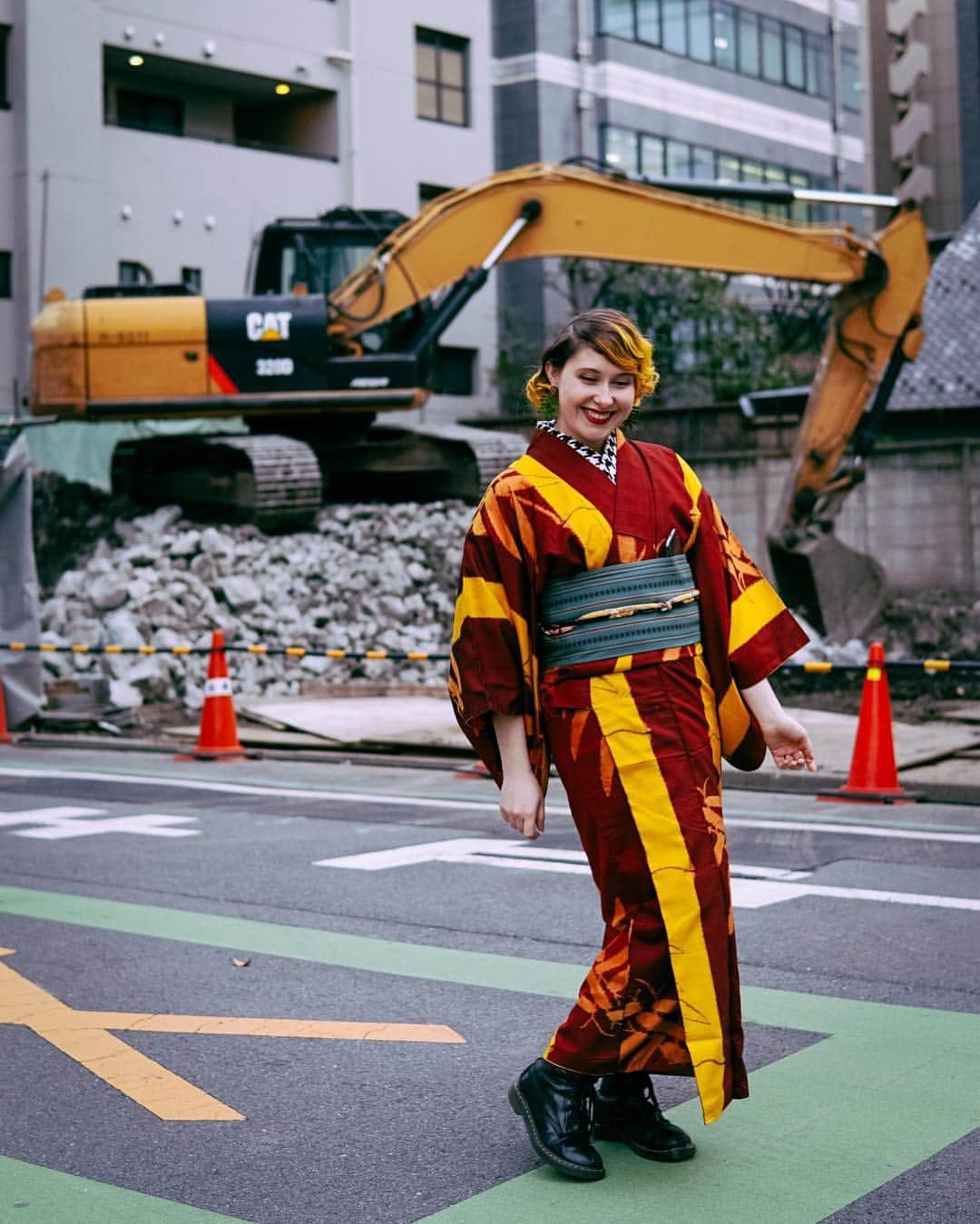 Anji SALZさんのインスタグラム写真 - (Anji SALZInstagram)「Unsure where to take a outfit picture in kimono? 🤔 I’d say: even a construction site makes a great background 🚧 hahahaha  Maybe not everyone’s taste but this antique meisen kimono just looked nice there 😂👌🏻 I already dressed @hilaurawong for our tour and walked 13km through the city like this - so excuse the wrinkles 🦕💫 Although I think we should start worrying less about looking perfect and just start living again 🥳🎉💫 Earrings by @shade_of_a_bonsai ❤️ 着物を着てどこでコーデの写真を撮るって迷ったことある？ 工事中のところをバックとして使ってもええじゃないか？ww このアンティーク銘仙は可愛いわ。 一日中着付けやツアーをしてからの写真だけど、完璧すぎる着物姿もつまらないでしょう。 着物で生活すると着崩れてもいいと思う。味が出る❤️ #mainichikimono #銘仙」4月1日 23時51分 - salztokyo