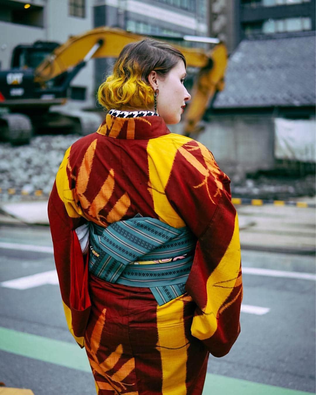 Anji SALZさんのインスタグラム写真 - (Anji SALZInstagram)「Unsure where to take a outfit picture in kimono? 🤔 I’d say: even a construction site makes a great background 🚧 hahahaha  Maybe not everyone’s taste but this antique meisen kimono just looked nice there 😂👌🏻 I already dressed @hilaurawong for our tour and walked 13km through the city like this - so excuse the wrinkles 🦕💫 Although I think we should start worrying less about looking perfect and just start living again 🥳🎉💫 Earrings by @shade_of_a_bonsai ❤️ 着物を着てどこでコーデの写真を撮るって迷ったことある？ 工事中のところをバックとして使ってもええじゃないか？ww このアンティーク銘仙は可愛いわ。 一日中着付けやツアーをしてからの写真だけど、完璧すぎる着物姿もつまらないでしょう。 着物で生活すると着崩れてもいいと思う。味が出る❤️ #mainichikimono #銘仙」4月1日 23時51分 - salztokyo