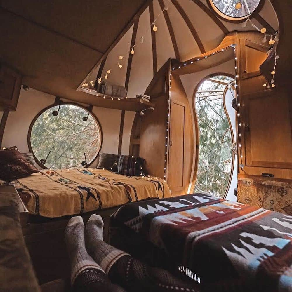 Explore Canadaさんのインスタグラム写真 - (Explore CanadaInstagram)「Wonder what these look like inside? Swipe right! For a tranquil Pacific Northwest getaway, head to the coastal forest of Vancouver Island and spend a dreamy night in one of these unique spherical treehouses (@freespiritspheres). #ExploreCanada 📷: @littlebrownfox & @enchanted.forest 📍: @freespiritspheres, @tourismvancouverisland, @hellobc . Curieux de voir l’intérieur de ces cabanes? Glissez à droite! Pour une escapade paisible dans le nord-ouest du Pacifique, gagnez la forêt côtière de l’île de Vancouver et passez une nuit de rêve dans une de ces magnifiques cabanes dans les arbres (@freespiritspheres). #ExploreCanada 📷 @littlebrownfox & @enchanted.forest 📍 @freespiritspheres, @tourismvancouverisland, @hellobc . #freespiritspheres #ExploreVancouverIsland #ExploreBC #Glamping」4月1日 23時51分 - explorecanada