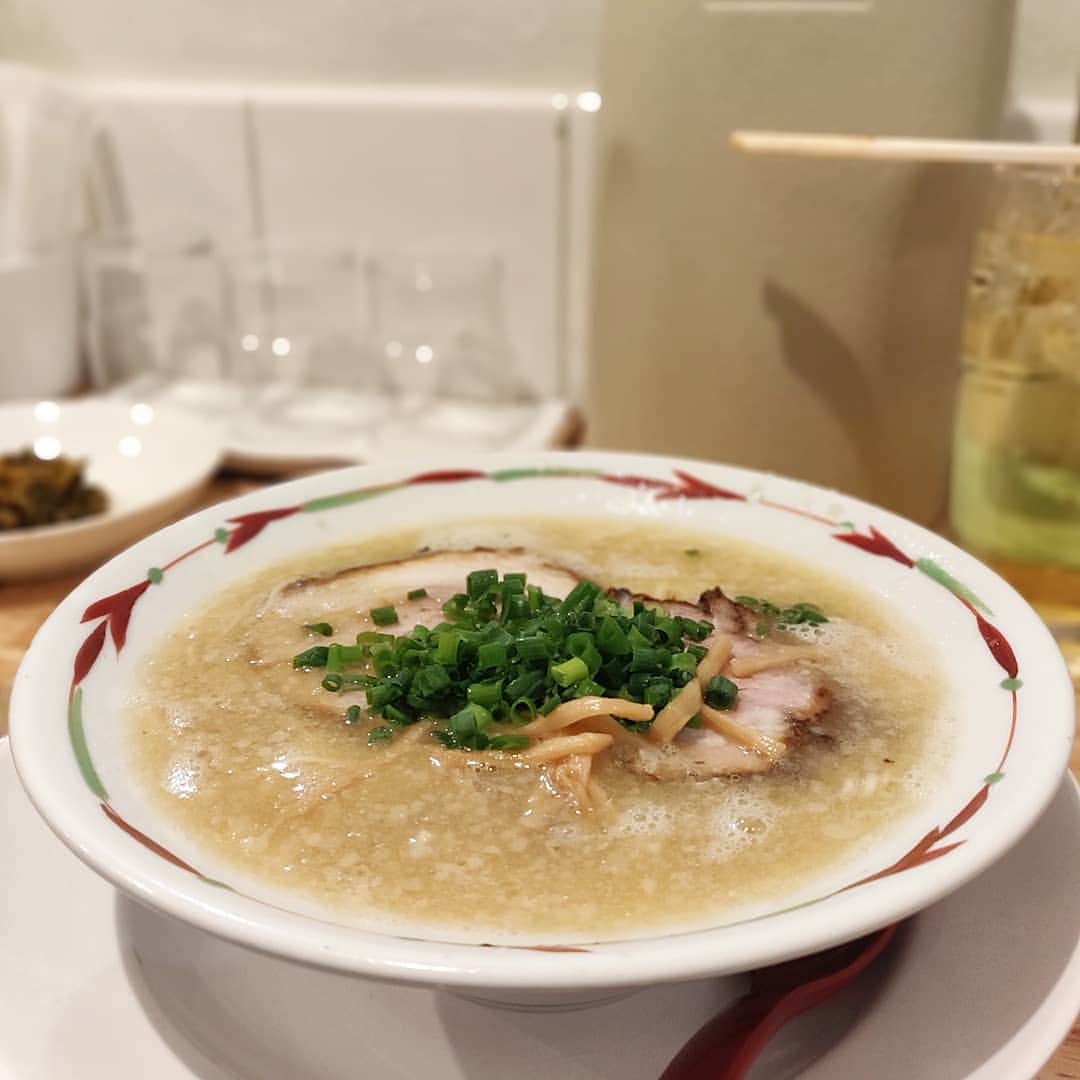 のインスタグラム：「＿＿＿＿＿＿＿＿＿＿＿＿＿＿＿＿＿ 🍜：博多らーめん 🏠：らーめん天神下大喜(二長町) ￣￣￣￣￣￣￣￣￣￣￣￣￣￣￣￣￣ 【最高の洒落】 先々週に博多行っていた身には全身をくすぐられるような告知があったので二丁町へ。想定外に早く着いて安堵のレモンサワー。しばらくの宴からの… . ちゃっくどぉ〜ん！！ . 豚、背脂、鶏……うっめぇ。これぞ黄金比。そして、この細麺にハートを掴まれる。啜りたてと後半のブレの無さが素晴らしい。替玉をしてもなお半ライスを頼みたくなるおいしさたるや。4/1だからこそ、4/1なのにこそ、洒落の利いた度量に感服。麺以外のスパイスも最高でした。おやすみなさい。」