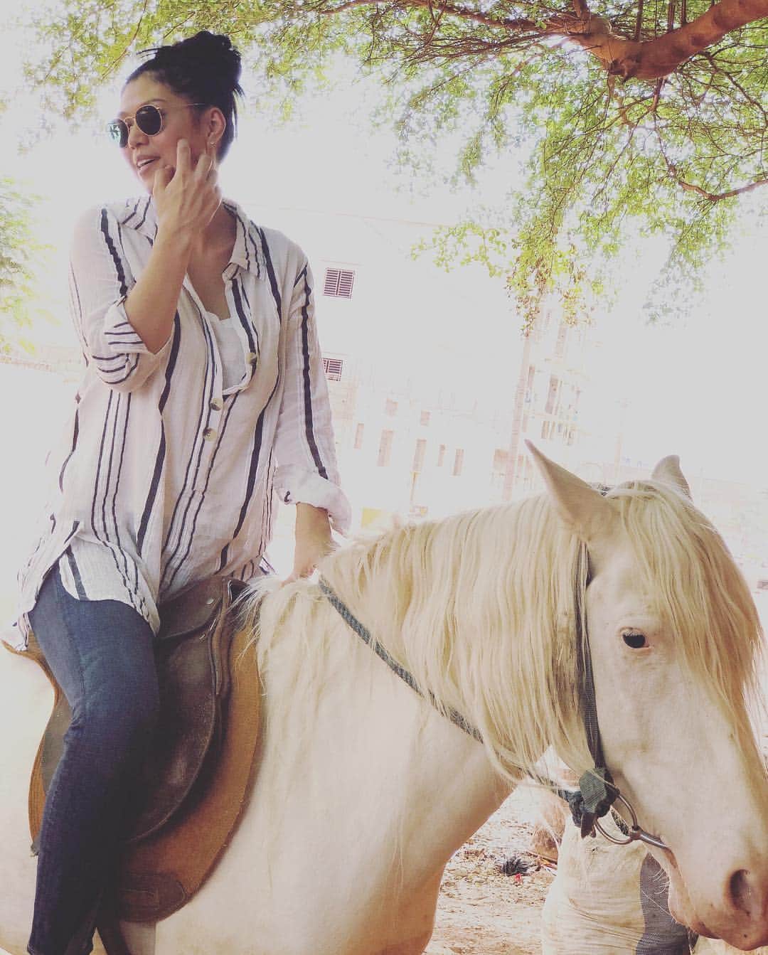 中鉢明子さんのインスタグラム写真 - (中鉢明子Instagram)「Horse ridding on Sundays, how Malians do it🐴 #マリ共和国の日曜日は 飼い馬に乗って遊んでいる人たち光景をちらほら見かけます。日本の乗馬クラブで乗るのとはわけが違うからかなりネイチャーで刺激的な遊び(笑）#アフリカ #マリ共和国 #スリリング」4月2日 0時03分 - akiko_harlem