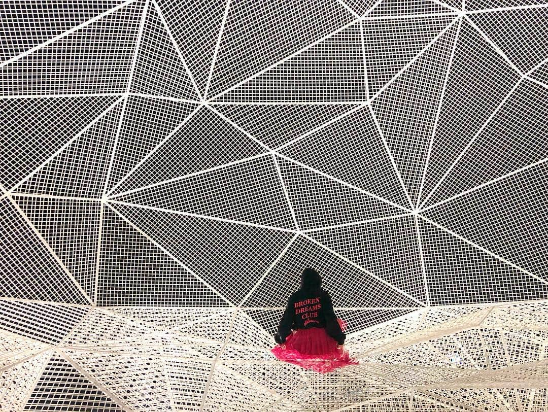 miniさんのインスタグラム写真 - (miniInstagram)「Naoshima pavillion🐚🗑🕸 建築家 藤本壮介氏が手がけた直島パヴィリオン🥅 これは赤かぼちゃと同様、直島に着いてフェリー降りたらすぐにアートな島のように存在してる🐚 昼間は空が見えて、中の色んなところに座って本を読む人なんかもいて、私もこの島に住んでたらそんな過ごし方をしてるなぁ📖って思った✨🤔 昼は、空に浮かんでるみたいな写真が撮れそうでそれもまたオススメだけど、夜はこんな感じでライトアップされるので、写真撮るなら私的には夜の感じが好き🌉 撮る角度や場所によって色んな顔が見れて、まるで大きなアートの絵の中に入ったみたい😳🕸🕸✨ #Naoshima #Naoshimaisland #kagawaken #kagawa #art #artisland #sosukefujimoto #Naoshimapavillion #pavillion #minilbreak #adidasSLEEK」4月1日 23時56分 - mini.stagram