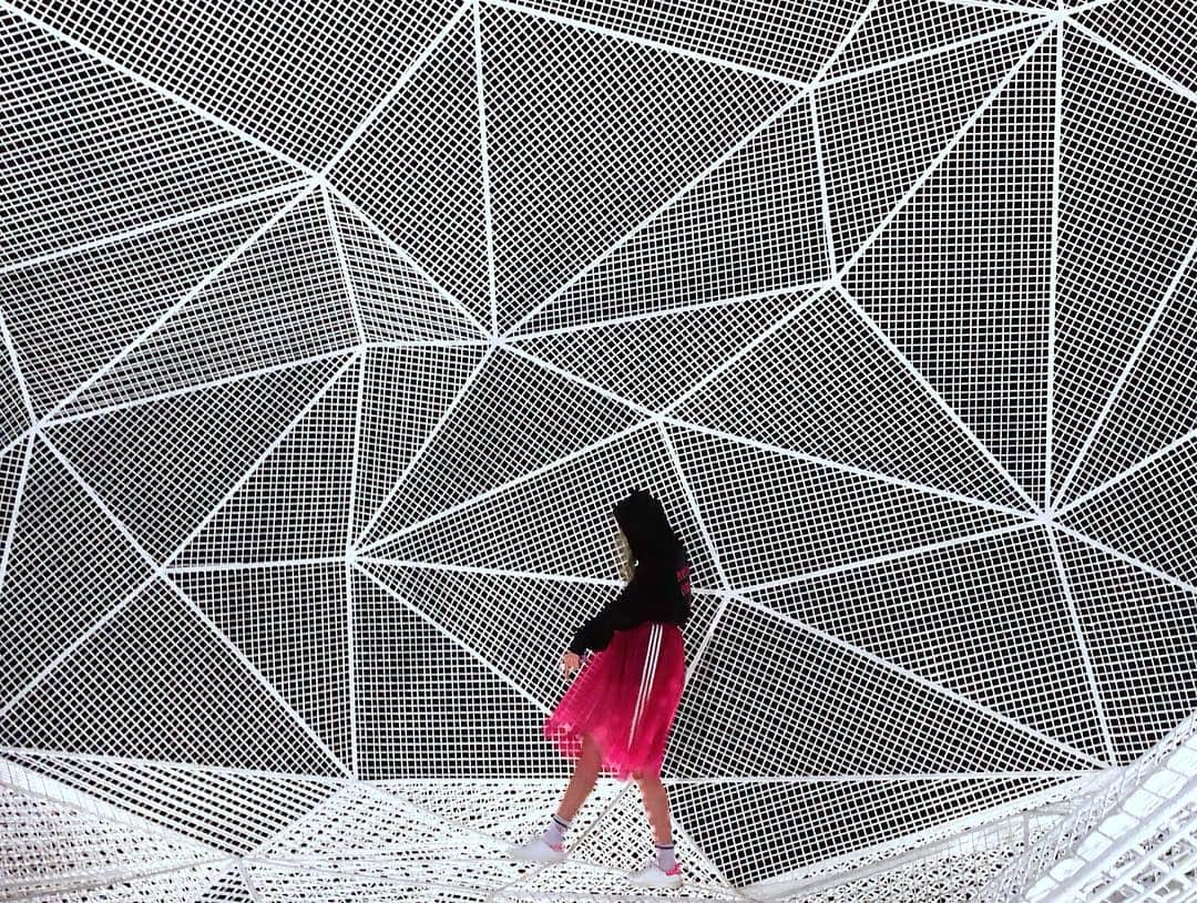 miniさんのインスタグラム写真 - (miniInstagram)「Naoshima pavillion🐚🗑🕸 建築家 藤本壮介氏が手がけた直島パヴィリオン🥅 これは赤かぼちゃと同様、直島に着いてフェリー降りたらすぐにアートな島のように存在してる🐚 昼間は空が見えて、中の色んなところに座って本を読む人なんかもいて、私もこの島に住んでたらそんな過ごし方をしてるなぁ📖って思った✨🤔 昼は、空に浮かんでるみたいな写真が撮れそうでそれもまたオススメだけど、夜はこんな感じでライトアップされるので、写真撮るなら私的には夜の感じが好き🌉 撮る角度や場所によって色んな顔が見れて、まるで大きなアートの絵の中に入ったみたい😳🕸🕸✨ #Naoshima #Naoshimaisland #kagawaken #kagawa #art #artisland #sosukefujimoto #Naoshimapavillion #pavillion #minilbreak #adidasSLEEK」4月1日 23時56分 - mini.stagram