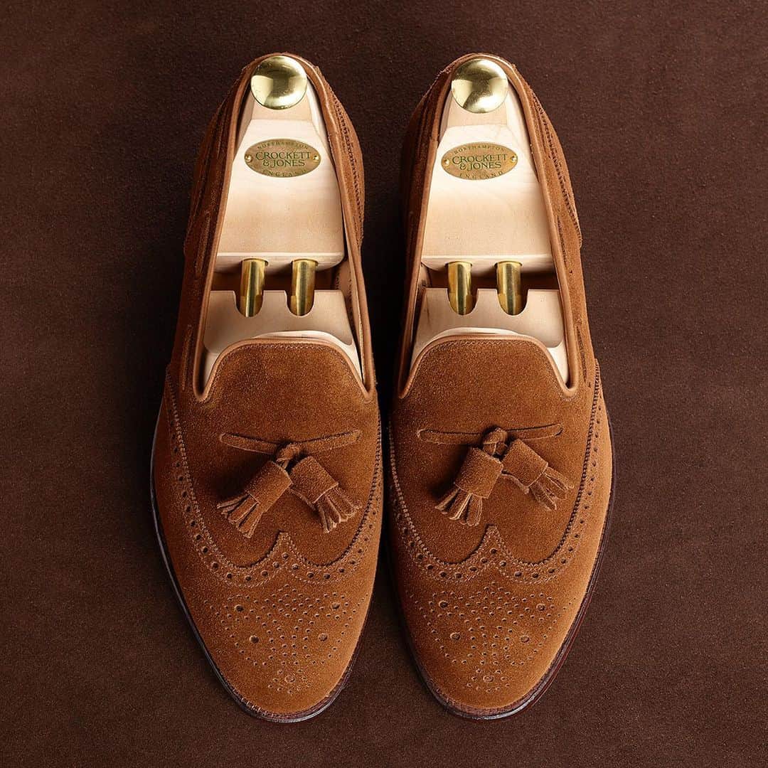 のインスタグラム：「Lichfield in Tobacco Calf Suede, a wing-cap, brogue tassel loafer with American origins. Made on Last 375, offering a medium round toe and slimmed down back part paired with a single leather sole. . #crockettandjones #madetobeworn #lichfield #tasselloafer #suede #last375」