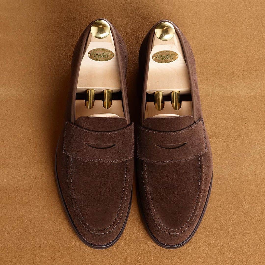 のインスタグラム：「Harvard 2 in Dark Brown Suede, our classic unlined Penny Loafer. Made on Last 376, offering a ‘high walled’ round toe and slimmed down back part paired with our City Sole. . #crockettandjones #madetobeworn #harvard #pennyloafer #suede #last376」