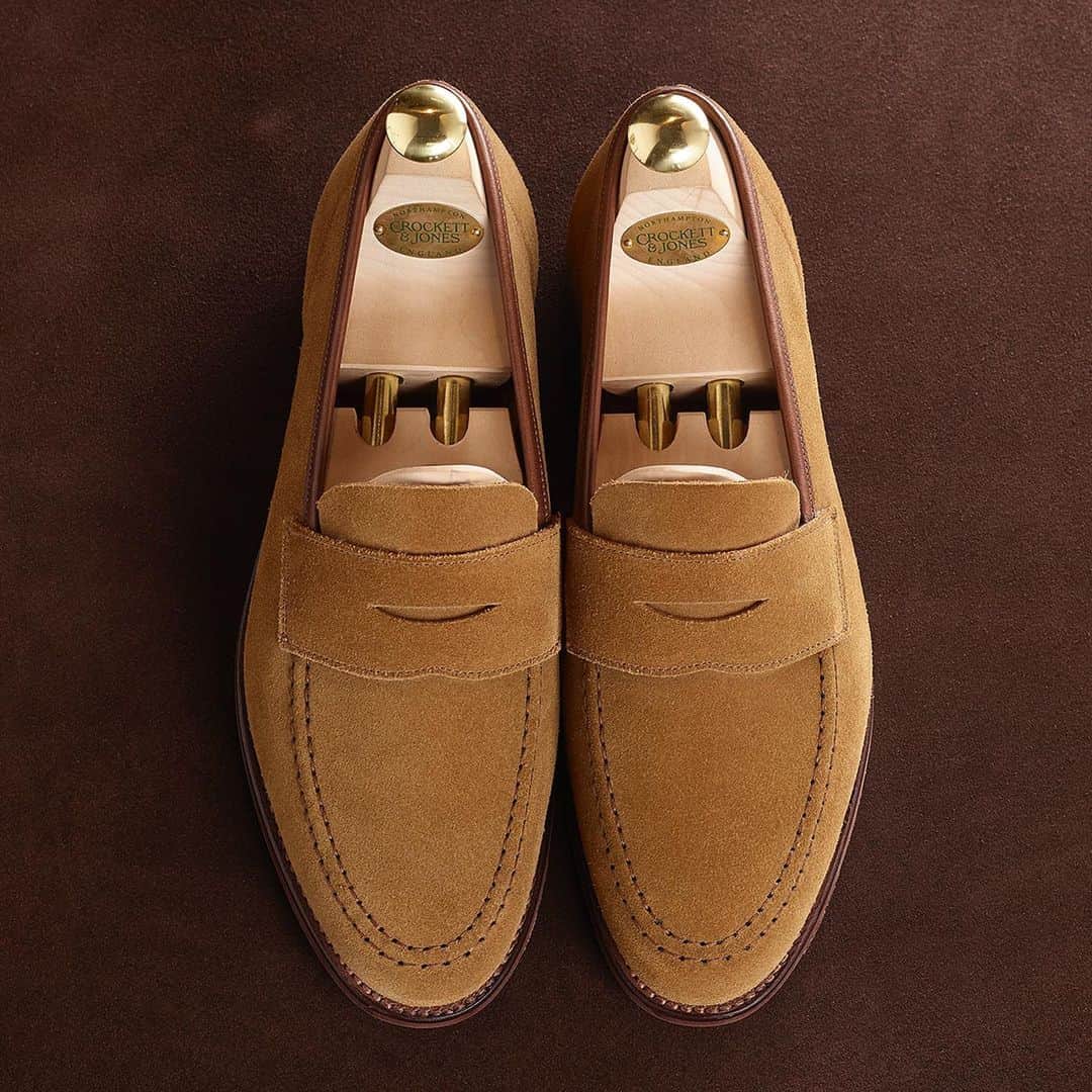 のインスタグラム：「Harvard 2 in Camel Suede, our classic unlined Penny Loafer. Made on Last 376, offering a ‘high walled’ round toe and slimmed down back part paired with our Chocolate City Sole. . #crockettandjones #madetobeworn #harvard #pennyloafer #suede #last376」