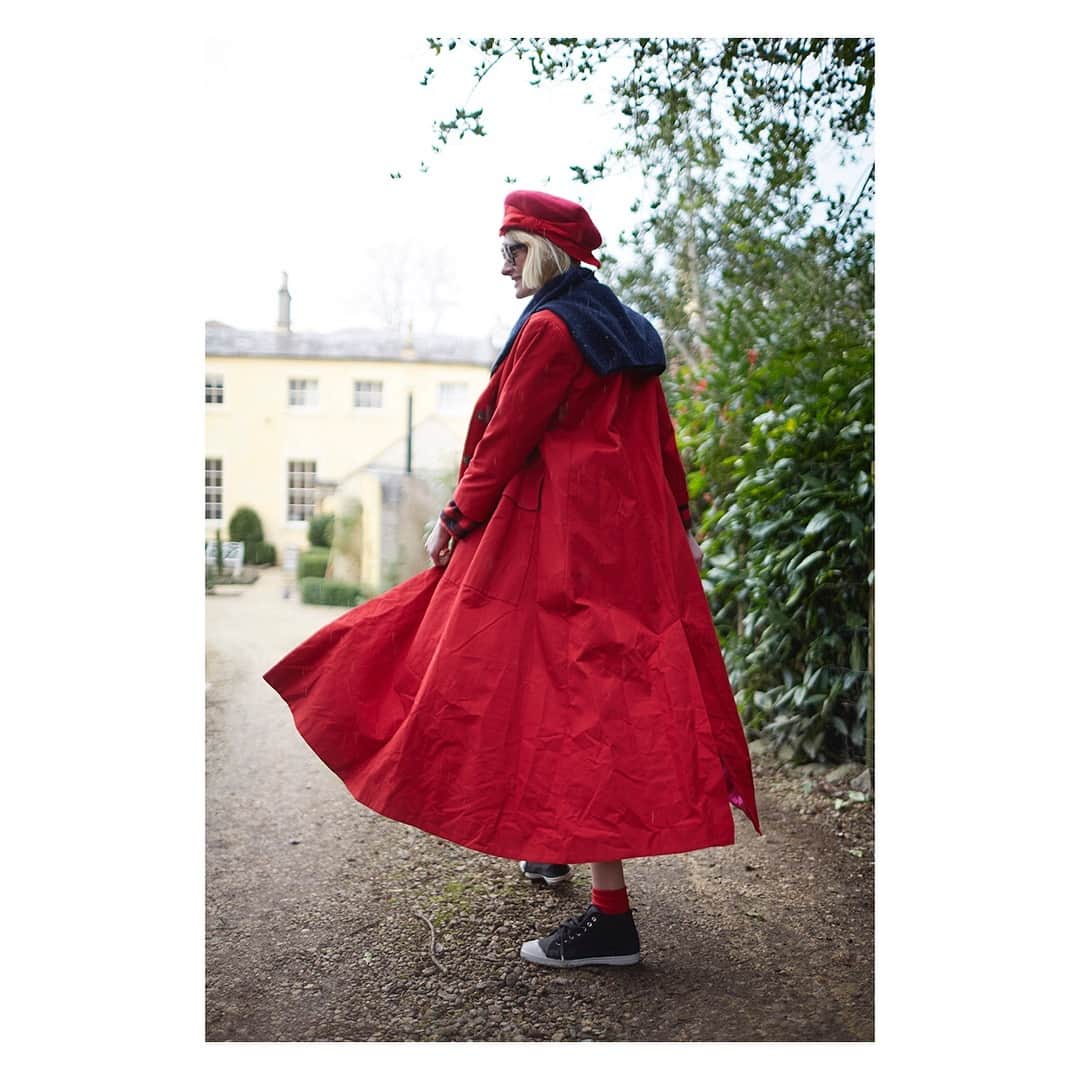 キャベジズ&ローゼズのインスタグラム：「April Showers bring May Flowers 🌧🌷🌹Get April ready with our Jemima Coat in fabulous red made from British Showerproof cotton #redcoat #rainwear #britishfabric #madeinengland #springreadytowear #allweather #raincoat #slowfashion #cabbagesandroses #cabbagesandrosesfashion @christina_strutt @cabbagesandroses_shop 👆Link In Bio👆」