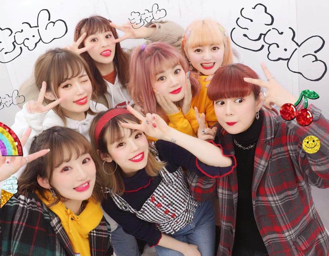 瀬戸あゆみさんのインスタグラム写真 - (瀬戸あゆみInstagram)「Thank you for comming to see us❤️﻿ It was the last event at @batty_garage !🏡 ﻿ ﻿ 3/30、最後のイベント。本当に沢山の方々が会いに来てくれました。﻿ ずっと長い列が途切れなかった。﻿ ありがとうございました。﻿ ﻿ 悔いはない！と言うと嘘になりますが、ひとまず、ラストにふさわしいいいイベントになったかと思います。﻿ イベント終了後、みんなから寄せ書きをもらって、全員の字が虫のような小ささでぎっしり書き込まれてるのを目にした時、ついに涙腺が崩壊しました。(イベント中お客さんの涙にもらい泣きしたこともあったけど、本格的に泣かないように頑張ってた)﻿ この日営業が終わってから、スタッフみんなでプリクラを撮りに行きました。﻿ みんなと過ごした時間は宝物。﻿ だいすきだよ。﻿ #battygarage」4月1日 23時59分 - setoayumi