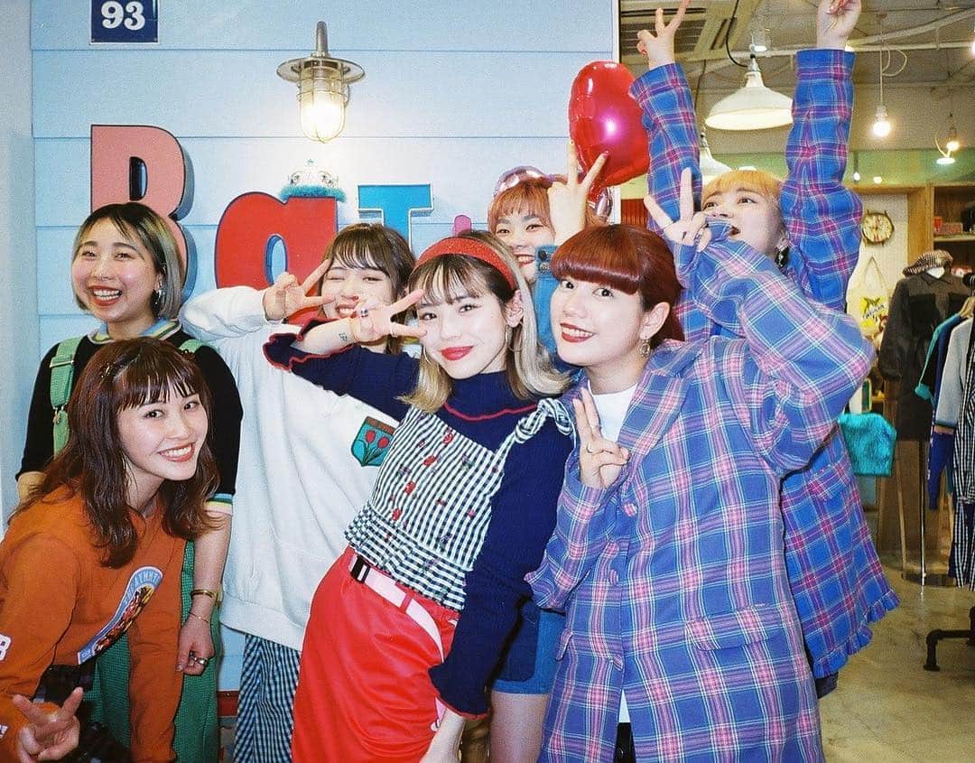 瀬戸あゆみさんのインスタグラム写真 - (瀬戸あゆみInstagram)「Thank you for comming to see us❤️﻿ It was the last event at @batty_garage !🏡 ﻿ ﻿ 3/30、最後のイベント。本当に沢山の方々が会いに来てくれました。﻿ ずっと長い列が途切れなかった。﻿ ありがとうございました。﻿ ﻿ 悔いはない！と言うと嘘になりますが、ひとまず、ラストにふさわしいいいイベントになったかと思います。﻿ イベント終了後、みんなから寄せ書きをもらって、全員の字が虫のような小ささでぎっしり書き込まれてるのを目にした時、ついに涙腺が崩壊しました。(イベント中お客さんの涙にもらい泣きしたこともあったけど、本格的に泣かないように頑張ってた)﻿ この日営業が終わってから、スタッフみんなでプリクラを撮りに行きました。﻿ みんなと過ごした時間は宝物。﻿ だいすきだよ。﻿ #battygarage」4月1日 23時59分 - setoayumi