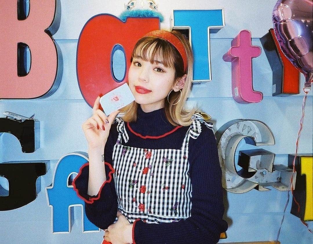 瀬戸あゆみさんのインスタグラム写真 - (瀬戸あゆみInstagram)「Thank you for comming to see us❤️﻿ It was the last event at @batty_garage !🏡 ﻿ ﻿ 3/30、最後のイベント。本当に沢山の方々が会いに来てくれました。﻿ ずっと長い列が途切れなかった。﻿ ありがとうございました。﻿ ﻿ 悔いはない！と言うと嘘になりますが、ひとまず、ラストにふさわしいいいイベントになったかと思います。﻿ イベント終了後、みんなから寄せ書きをもらって、全員の字が虫のような小ささでぎっしり書き込まれてるのを目にした時、ついに涙腺が崩壊しました。(イベント中お客さんの涙にもらい泣きしたこともあったけど、本格的に泣かないように頑張ってた)﻿ この日営業が終わってから、スタッフみんなでプリクラを撮りに行きました。﻿ みんなと過ごした時間は宝物。﻿ だいすきだよ。﻿ #battygarage」4月1日 23時59分 - setoayumi