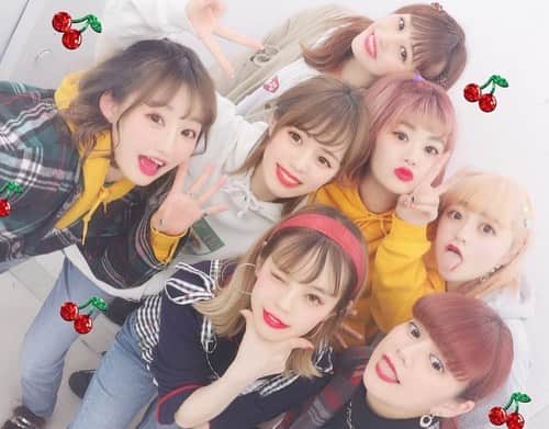瀬戸あゆみさんのインスタグラム写真 - (瀬戸あゆみInstagram)「Thank you for comming to see us❤️﻿ It was the last event at @batty_garage !🏡 ﻿ ﻿ 3/30、最後のイベント。本当に沢山の方々が会いに来てくれました。﻿ ずっと長い列が途切れなかった。﻿ ありがとうございました。﻿ ﻿ 悔いはない！と言うと嘘になりますが、ひとまず、ラストにふさわしいいいイベントになったかと思います。﻿ イベント終了後、みんなから寄せ書きをもらって、全員の字が虫のような小ささでぎっしり書き込まれてるのを目にした時、ついに涙腺が崩壊しました。(イベント中お客さんの涙にもらい泣きしたこともあったけど、本格的に泣かないように頑張ってた)﻿ この日営業が終わってから、スタッフみんなでプリクラを撮りに行きました。﻿ みんなと過ごした時間は宝物。﻿ だいすきだよ。﻿ #battygarage」4月1日 23時59分 - setoayumi