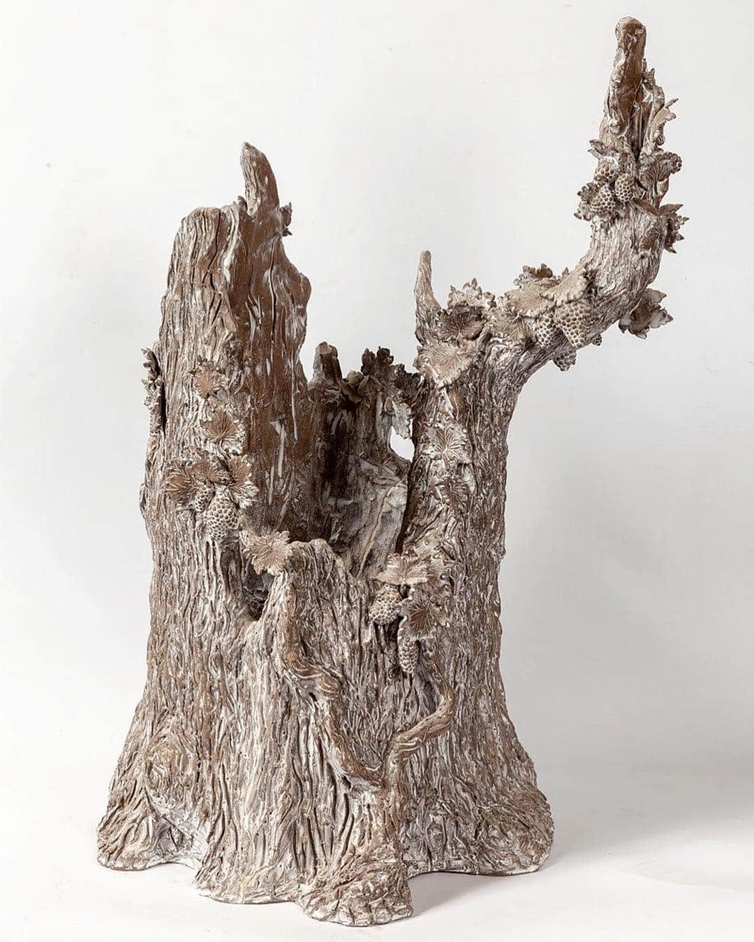 のインスタグラム：「#SetsukoKlossowskadeRola: "Nature is my master. Without its guidance, how could I paint or work? My Swiss garden is surrounded by forests and mountains. I look closely; Nature shows me." —Setsuko  Gagosian, Paris, is pleased to present "Into the Trees," terra-cotta and enameled ceramics by Setsuko. This is her first exhibition with the gallery. The artist's mark making responds to this fomenting energy, balancing expressive gashes and broad, shallow channels with meticulous, delicately wrought detail. In some cases the liberal application of white enamel amplifies these varying textures. Learn more via the link in our bio. __________ #Gagosian #GagosianParis Setsuko, "Chemin de vigne," 2016–17, enameled terra-cotta / terre cuite émaillée, 24 7/8 × 19 3/4 × 15 3/4 inches (63 × 50 × 40 cm)」
