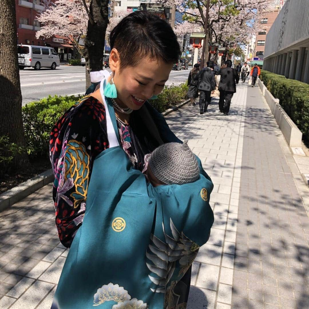 森本容子さんのインスタグラム写真 - (森本容子Instagram)「#お宮参り 29年前に弟のお宮参りで使った着物を今日は息子が使いました。私も着物にしたかったけど、なんだか忙しくて洋服になっちゃった😅そして白い赤ちゃんキャップなど小物が無かったので母が編んだどんぐりニットキャップでした🤣 【森本容子セレクト オンラインストア】http://ymdo.tokyo ※新作お知らせから発売開始時間までも【在庫切れ】と表示されておりますのでご注意ください。 ※商品のお問い合わせ、質問はオンラインストアへお願い致します。  @kariangofficial @ymdoshop @bankertokyo @yocomorimoto #bankertokyo #ymdoshop #kariang #banker #tokyo #denim #japanmade #カリアング#バンカートーキョー #バンカー東京#レディスウェア#今日のコーデ#カットソー#コーディネート#森本容子#キッズウエア #マタニティウエア #マタニティ#マタニティコーデ #がんばれ高齢出産 #fashion #yocomorimot #新生児 #新生児のいる生活 #生後1ヶ月 #生後2ヶ月 #生後3ヶ月」4月2日 0時01分 - yocomorimoto