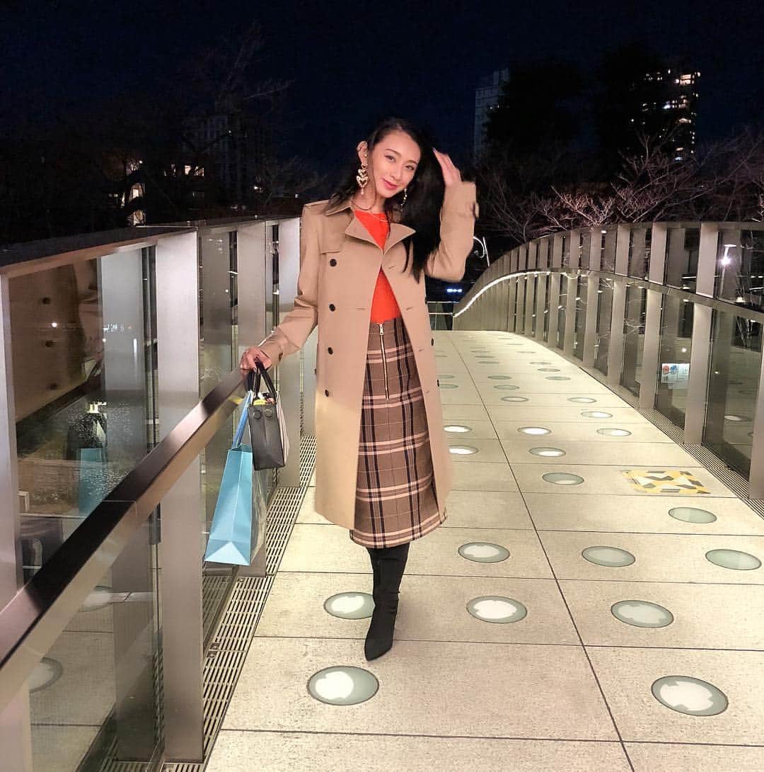 DJ JUICYのインスタグラム：「🌸4月スタート🌸 ''令和'' の新時代もこれから楽しみですね⤴️🤩✨ 今日はお家のお掃除も完了して気分スッキリ🤗✨ ホワイトデーにもらった🎁サンローランのトレンチコート🧥シルエット綺麗で着心地も抜群デス😙🙌ダーリンありがとう🙏❤️✨ もっと春っぽいファッションしたいけど、、、まだ寒くて衣替えが困っちゃう...😯 #tokyo#roppongi#juicy#fashion#saintlaurent#サンローラン#トレンチコート#春#新時代#令和#桜#エイプリルフール成功ならず」