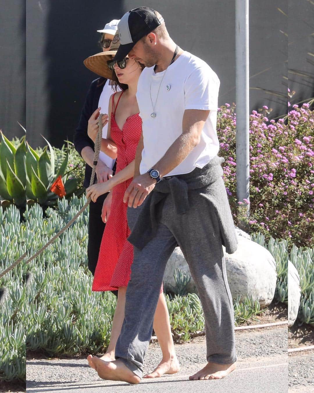 Just Jaredさんのインスタグラム写真 - (Just JaredInstagram)「@dakotajohnson and Chris Martin go barefoot to walk her dog Zeppelin together. Check out more photos on JustJared.com.  #DakotaJohnson #ChrisMartin Photos: Backgrid」4月2日 0時09分 - justjared