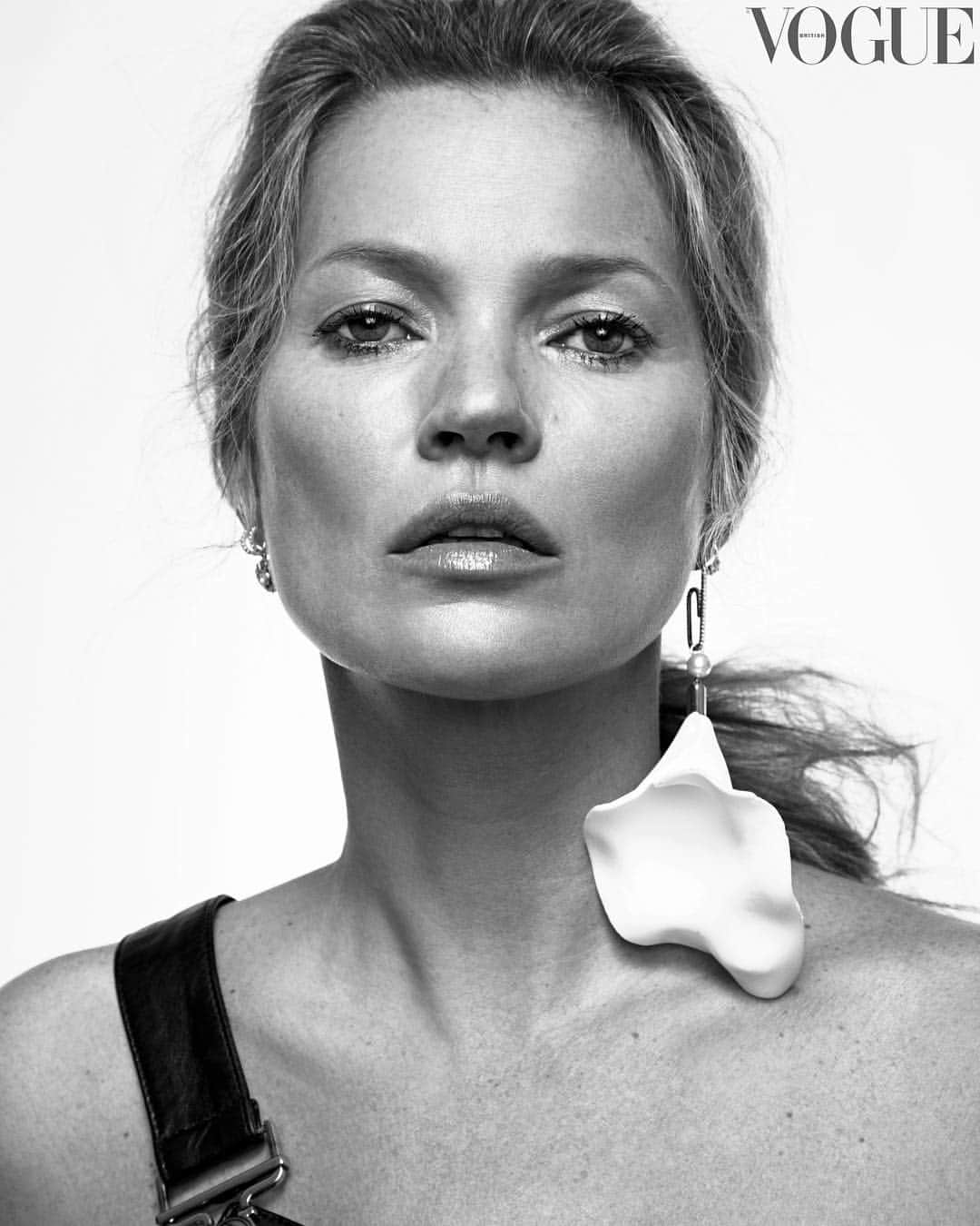 British Vogueさんのインスタグラム写真 - (British VogueInstagram)「Cover star and contributing editor #KateMoss features in the May 2019 issue of #BritishVogue wearing dungarees by @Ferragamo and @HillierBartley paperclip earring with lily charm.  Photographed by @InezAndVinoodh, and styled by @AlastairMckimm, with hair by @HairByChristiaan, make-up by @LisaButlerMUA and nails by @TheGinaViviano.」4月2日 0時11分 - britishvogue