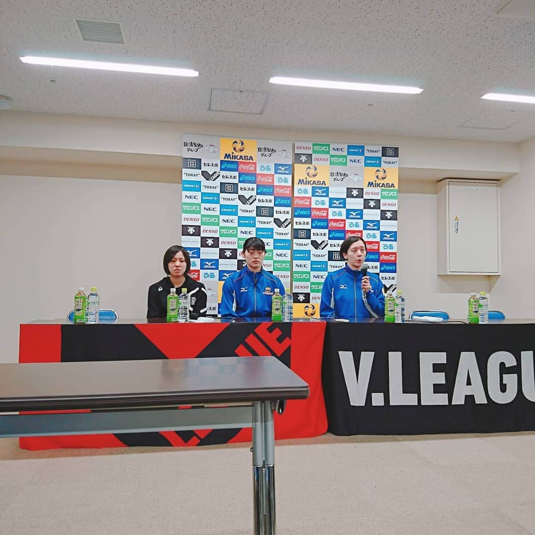 矢田部ゆかさんのインスタグラム写真 - (矢田部ゆかInstagram)「東レが6年ぶりの決勝進出👏  試合後の記者会見で私は、菅野監督と堀川キャプテンに質問を🙋🎤 会見後もお話できました😊 素敵な3ショットありがとうございます😁  #DAZN #Vリーグ #ファイナル3 #島津アリーナ京都 #東レアローズ #堀川真理 選手  #関菜々巳 選手 #黒後愛 選手」4月2日 0時11分 - yucaparis93