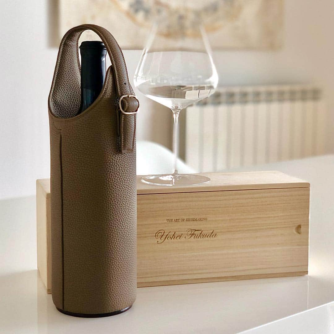 エンリケ・ソラ・クレメンテさんのインスタグラム写真 - (エンリケ・ソラ・クレメンテInstagram)「The Wine Carrier is truly a representation of prime quality and craftsmanship. The perfect accessory for wine lovers. Luxury and sophistication. @themastersseries @yoheifukudashoemaker . • • • • • #yoheifukudaxtms #yoheifukuda #themasterseries #taupe #sgd #winecarrier #vino #vin #vinho #вино #ワイン #紅酒 #wein #champagne #winelover #wineinfluencer #winetime #foodporn #food #zalto #winecellar #wineporn #instawine #winetasting #sommelier #foodandwine」4月2日 0時11分 - kike_sola