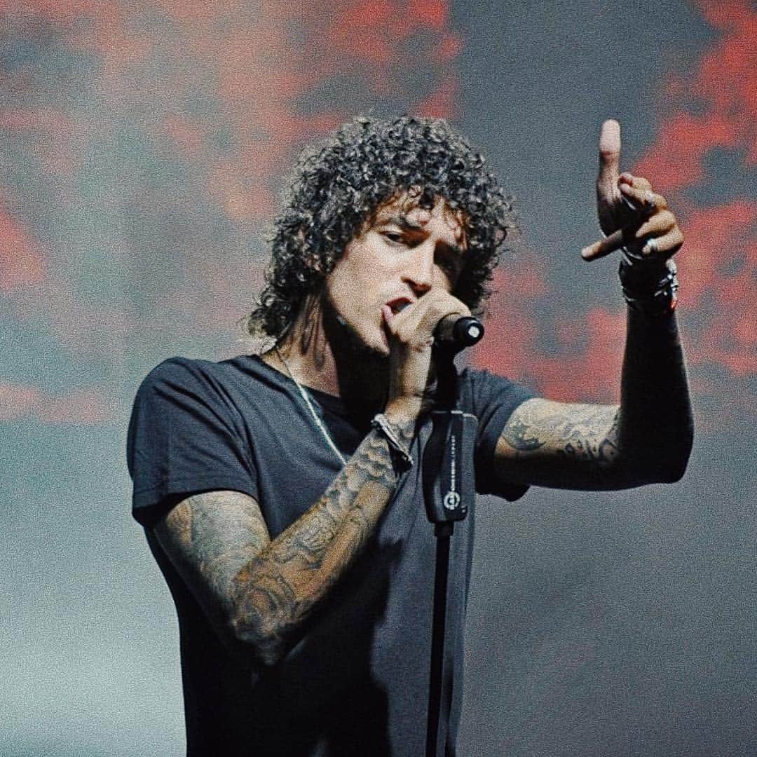 ジュリアン・ペレッタのインスタグラム：「go drop me a🔫if you are ready for the new single 🔫🔫🔫」