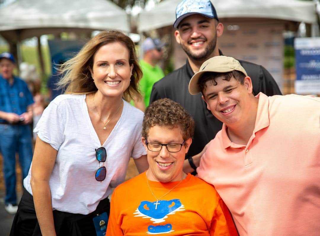 コリー・ロバートソンさんのインスタグラム写真 - (コリー・ロバートソンInstagram)「I can’t stop thinking about this weekend with @timtebowfoundation @tpcsawgrass @timtebow and his team passionately loves on, honors, believes in, and gives hope to kids and families that need it the most! So inspired by how @timtebow didn’t wait till he was older, until he got married, till after his kids were grown and he had more time, till after he retired, till he had life figured out, or whatever else we can come up with as an excuse...to do what God asks us all to do, to love others like ourselves. Tim takes his gifts and his talents and uses them not for his glory, but for God’s. He loves like Jesus, believes in his mission of faith, hope and love and inspires others to believe with him. Thanks @timtebowfoundation for allowing us to believe with you this weekend and to be a small part of the great work you are doing.」4月2日 0時14分 - bosshogswife