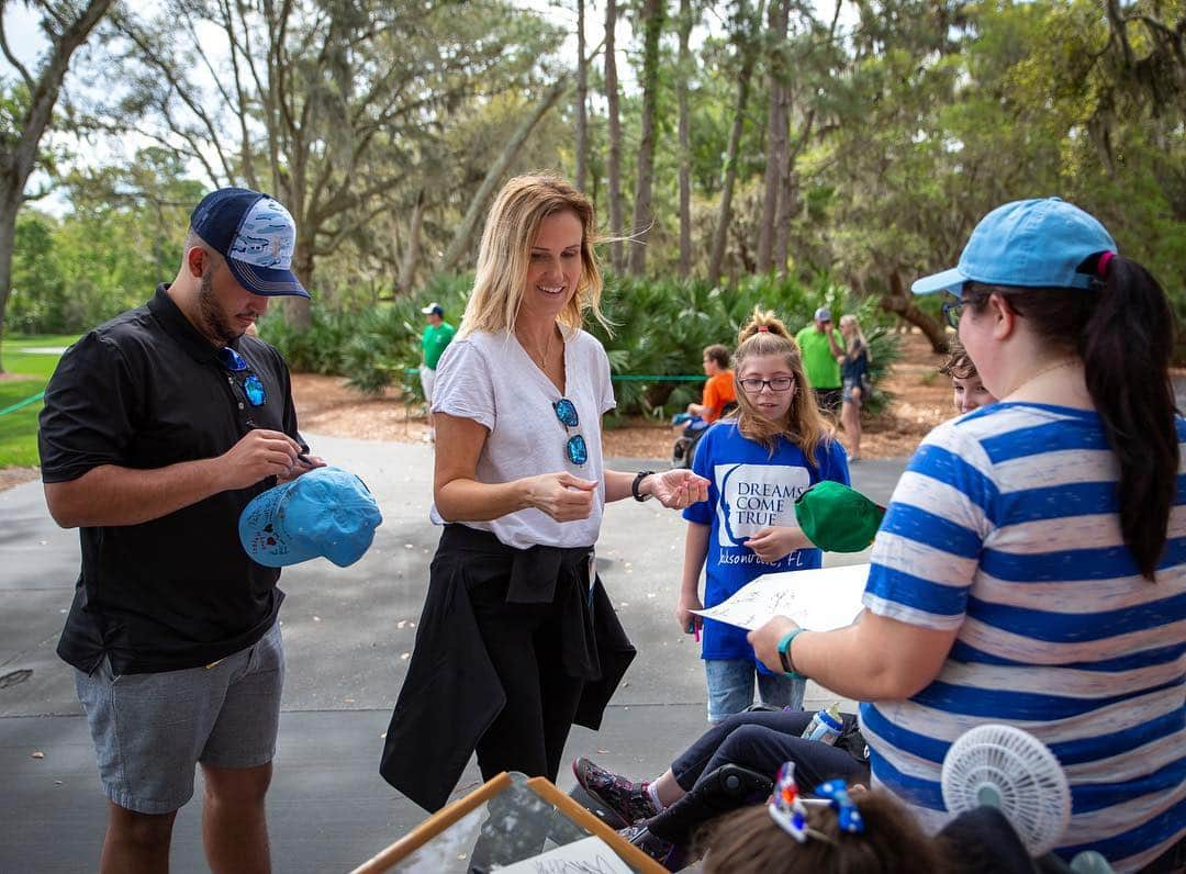 コリー・ロバートソンさんのインスタグラム写真 - (コリー・ロバートソンInstagram)「I can’t stop thinking about this weekend with @timtebowfoundation @tpcsawgrass @timtebow and his team passionately loves on, honors, believes in, and gives hope to kids and families that need it the most! So inspired by how @timtebow didn’t wait till he was older, until he got married, till after his kids were grown and he had more time, till after he retired, till he had life figured out, or whatever else we can come up with as an excuse...to do what God asks us all to do, to love others like ourselves. Tim takes his gifts and his talents and uses them not for his glory, but for God’s. He loves like Jesus, believes in his mission of faith, hope and love and inspires others to believe with him. Thanks @timtebowfoundation for allowing us to believe with you this weekend and to be a small part of the great work you are doing.」4月2日 0時14分 - bosshogswife