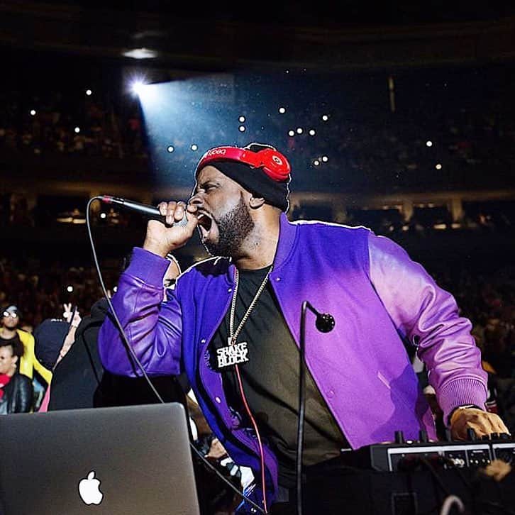 ファンクマスター・フレックスのインスタグラム：「B2K asked me to dj intermission last night! (No monitor) - Djs know what I mean! (No soundman) - had my controller in the car! 20,000 strong! Prudential Center! @litdigitaldjs pic via: @foto.don (No need for name on computer.. u know what I do) 🤷🏿‍♂️」
