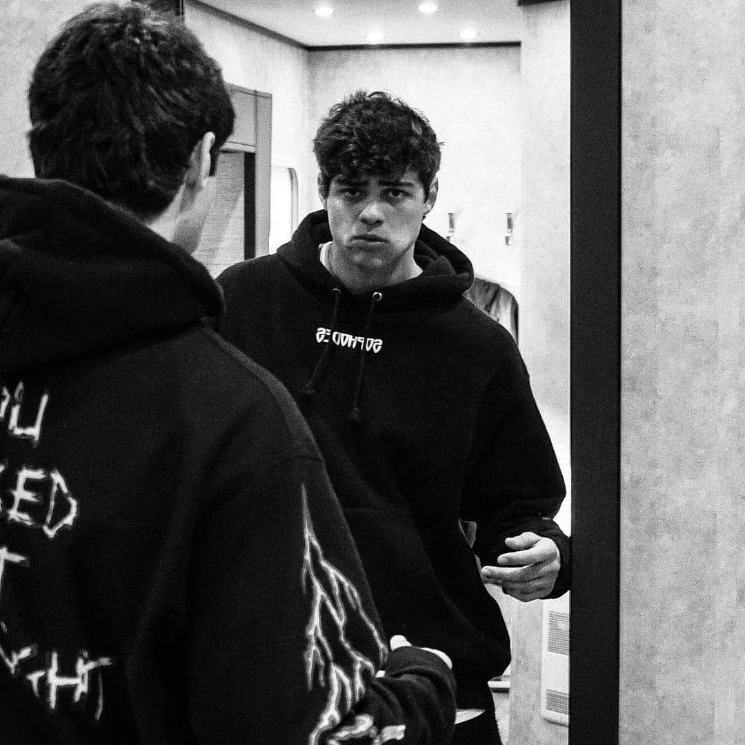 ノア・センティネオのインスタグラム：「He lost」