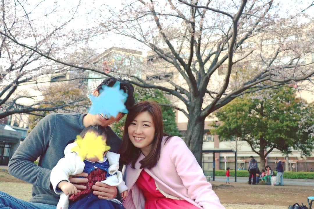 のインスタグラム：「. . .【🌸さくら日和🌸】 週末はお花見へ行ってきましたー☺️ 桜綺麗でもう満開でした❣️昨年の花見の時はまだハルちゃんがお腹にいたので、月日が流れるのは早いものだなぁと感慨深かったです♡ . 詳しくは上記URLからどうぞ💁‍♀️ .#桜 #桜咲く #お花見 #春がきた #ハルちゃん #フリーアナウンサー金谷有希子 #フリーアナウンサー #ママアナウンサー #女の子ママ #11ヶ月」