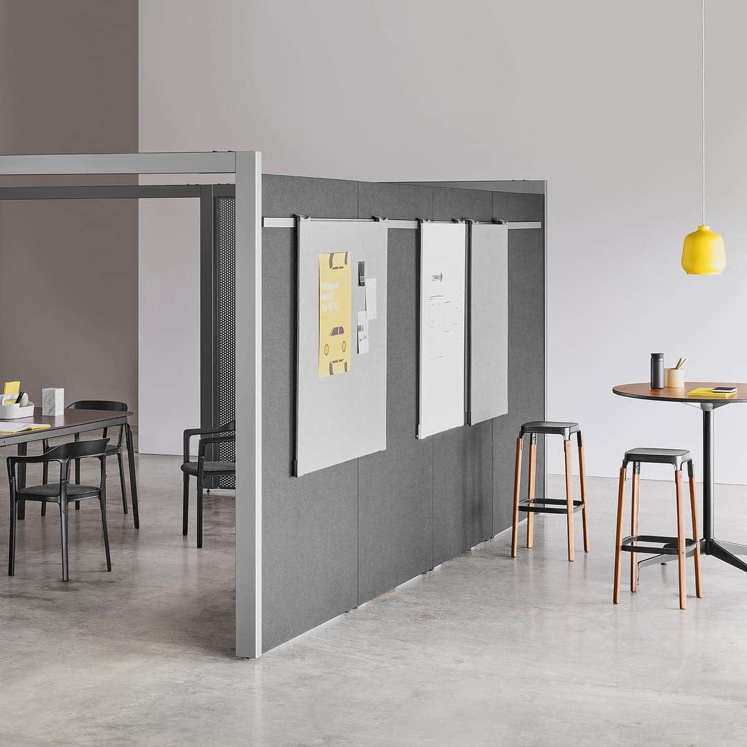 Herman Miller （ハーマンミラー）さんのインスタグラム写真 - (Herman Miller （ハーマンミラー）Instagram)「Did you know that people are 1.7 times more likely to feel engaged at work if they have privacy when they need it? Overlay, our new system of freestanding, movable walls, gives people places to catch up and collaborate or hunker down and work alone within an open floorplan. Link in bio.」4月2日 0時29分 - hermanmiller