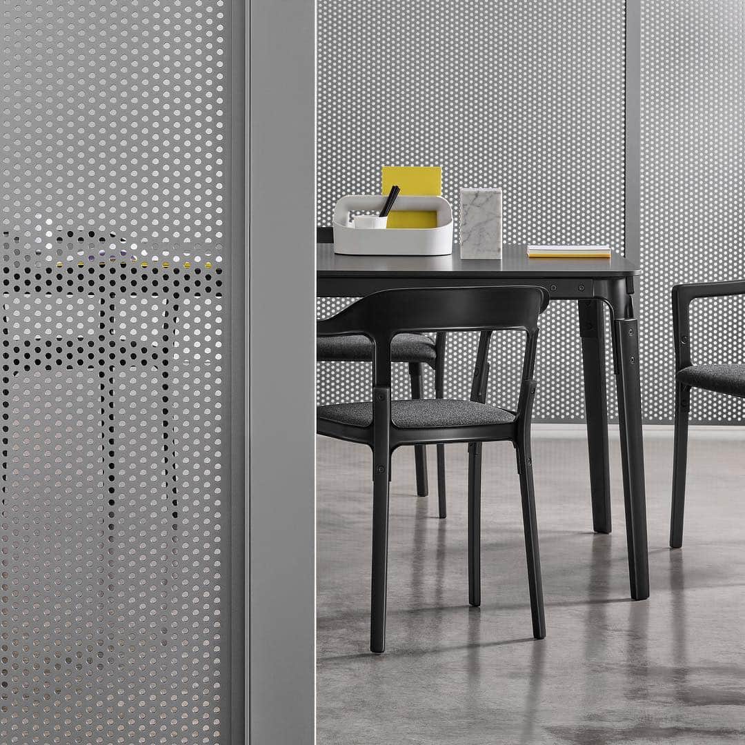 Herman Miller （ハーマンミラー）さんのインスタグラム写真 - (Herman Miller （ハーマンミラー）Instagram)「Did you know that people are 1.7 times more likely to feel engaged at work if they have privacy when they need it? Overlay, our new system of freestanding, movable walls, gives people places to catch up and collaborate or hunker down and work alone within an open floorplan. Link in bio.」4月2日 0時29分 - hermanmiller