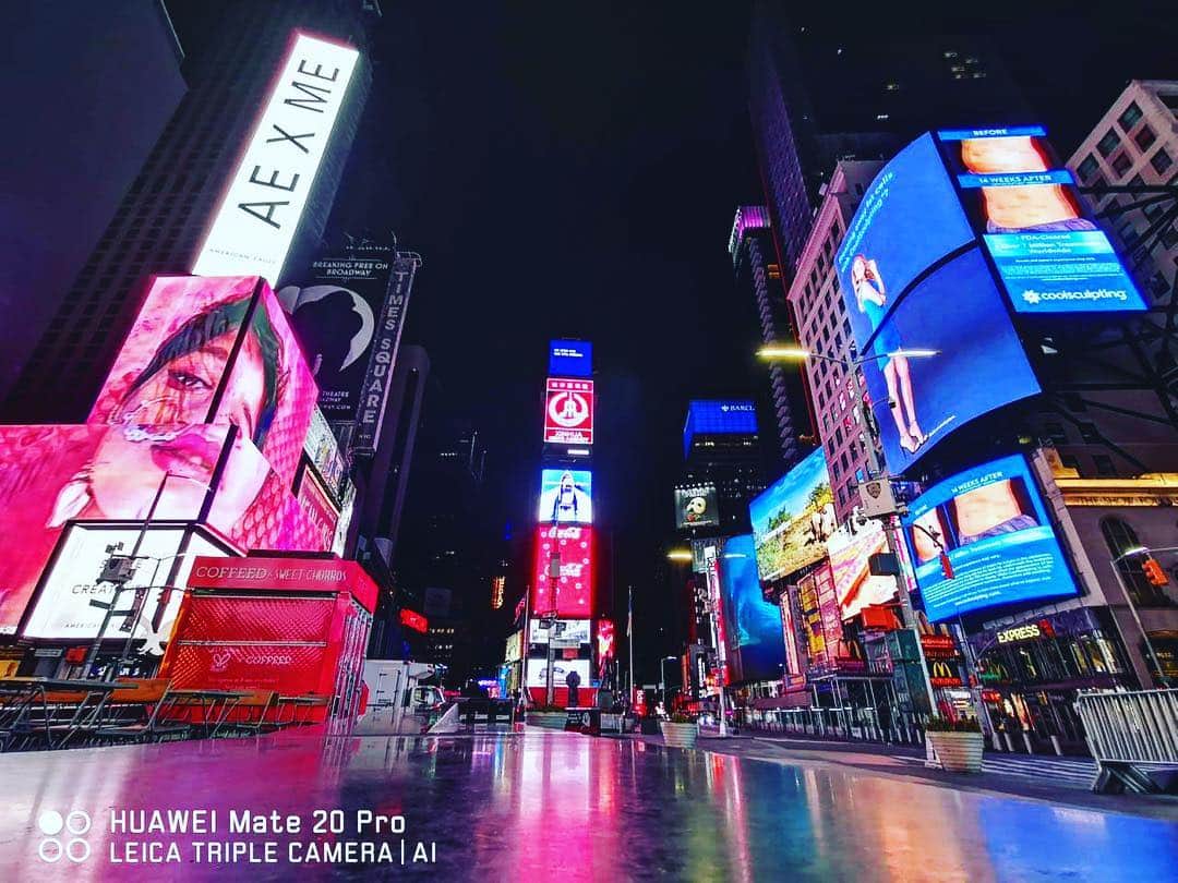 ポール・ソリアーノのインスタグラム：「I wanted to experience a quiet New York City Times Square, so went there at 4am and saw this. #HuaweiMate20PH #AHigherIntelligence」