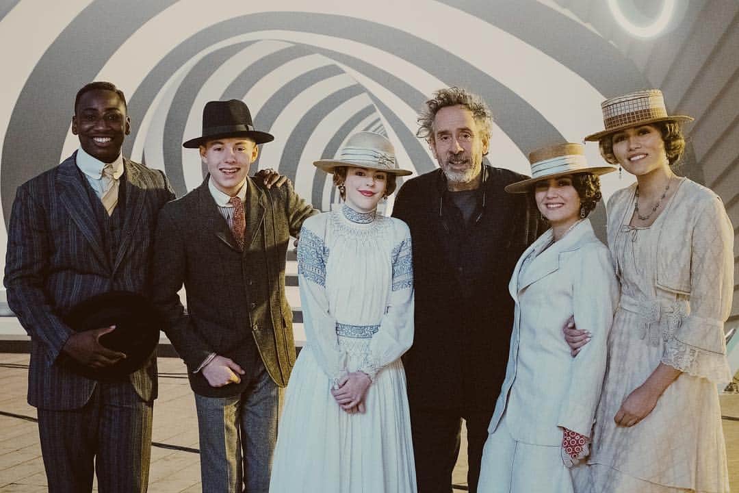Amelia Gethingさんのインスタグラム写真 - (Amelia GethingInstagram)「Wowza! It was so cool getting to be an extra on the new Dumbo film, and hanging out with TIM BLOODY BURTON!? I’m a massive fan of his work, it was such a fun surprise. I loved seeing the set I was on come to life in the film, and of course, the costume I got to wear was very snazzy indeed 🎪🐘」4月2日 0時26分 - ameliagething