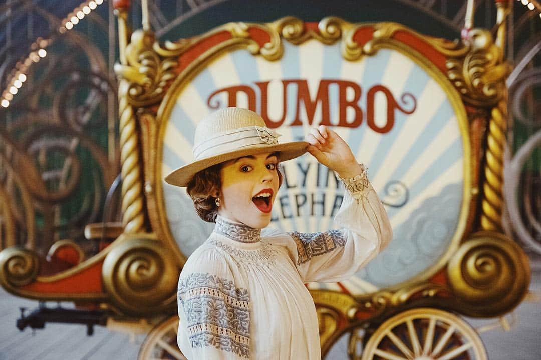 Amelia Gethingさんのインスタグラム写真 - (Amelia GethingInstagram)「Wowza! It was so cool getting to be an extra on the new Dumbo film, and hanging out with TIM BLOODY BURTON!? I’m a massive fan of his work, it was such a fun surprise. I loved seeing the set I was on come to life in the film, and of course, the costume I got to wear was very snazzy indeed 🎪🐘」4月2日 0時26分 - ameliagething