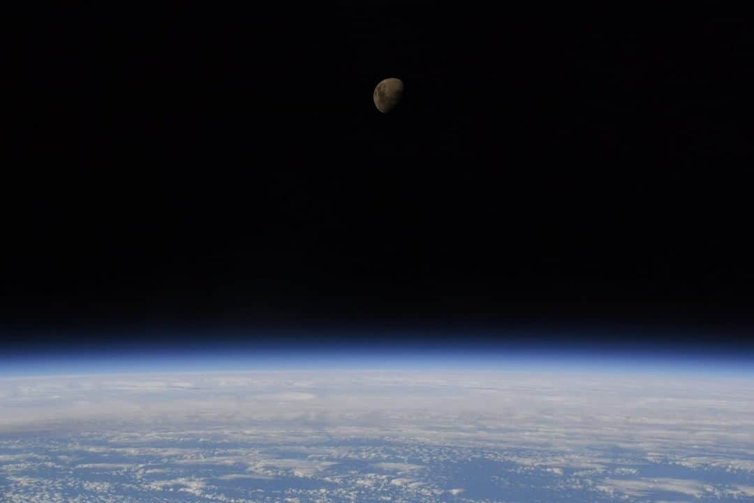 NASAさんのインスタグラム写真 - (NASAInstagram)「We stan the brightest and largest object in our night sky - the Moon! 😍 It also happens to be the only place beyond Earth where humans have set foot. Here's a view captured by @astrohague while in orbit aboard the International Space Station (@ISS). Credit: NASA  #MoonCrushMonday #NASA #Views」4月2日 0時38分 - nasa