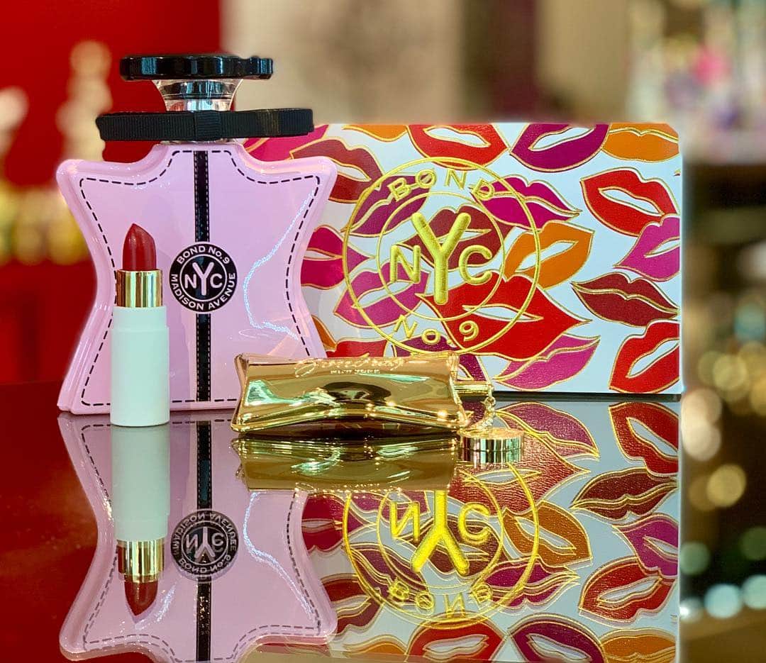のインスタグラム：「Our spring daytime bouquet—Madison Avenue—has been refashioned into a beautiful red lipstick!  #bondno9 #bondno9ny #bondno9nylips #newyorklips #redlips #lipstick #makeup #newmakeup #newyork #newyorkcity #nyc #madisonavenue #spring #love」