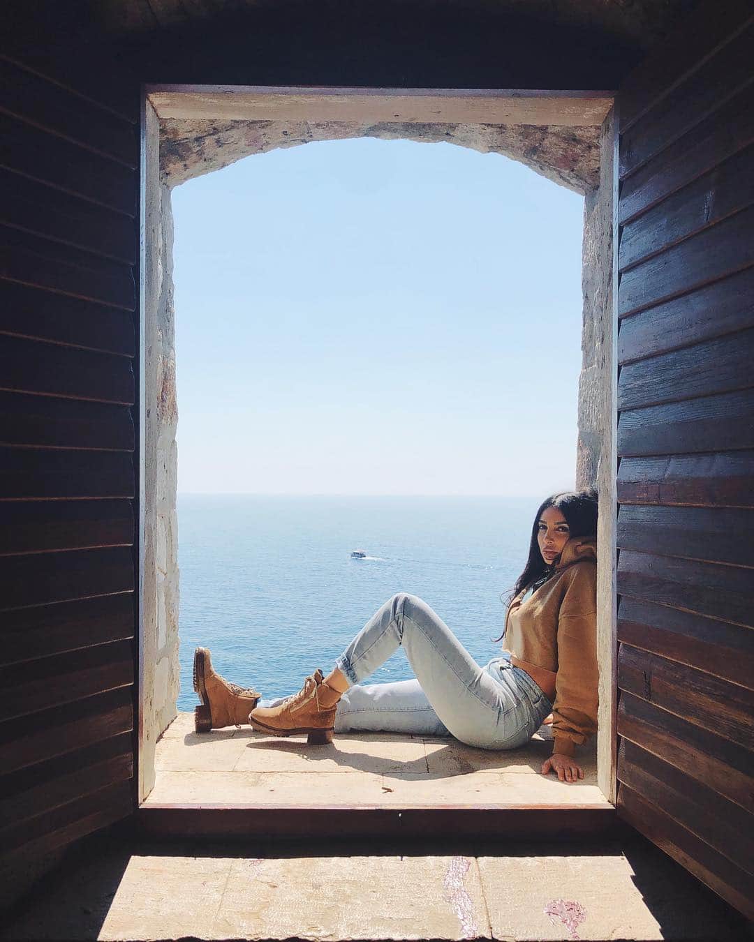 sananasのインスタグラム：「Break up with your girlfriend cause I’m bored ... 😆Nouvelle vidéo à 18h ! Qui sera là ? 🙋🏻‍♀️ . #Croatie #Croatia #ForTheThrone #UrbanDecay #Dubrovnik #Magnifique #DansLaFamilleDesFenetres」