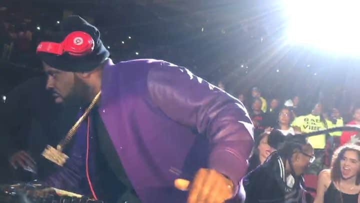 ファンクマスター・フレックスのインスタグラム：「Chain Swinging! (No Monitor)- Djs know what I mean! (Soundman disappeared)- had my controller in car! 20,000 strong! (NOTHING BUT LADIES) B2K intermission! They told me to turn the arena into a niteclub!🤷🏿‍♂️ I had An amazing time! @litdigitaldjs vid via: @djhrnyc」